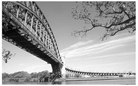 930 AM The view toward Randalls Island from under a railroad bridge - фото 89