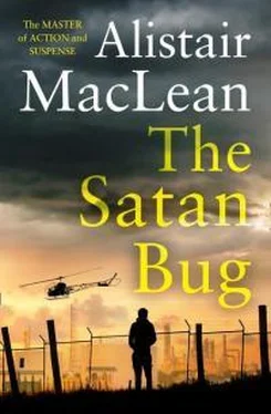 Алистер Маклин The Satan Bug обложка книги