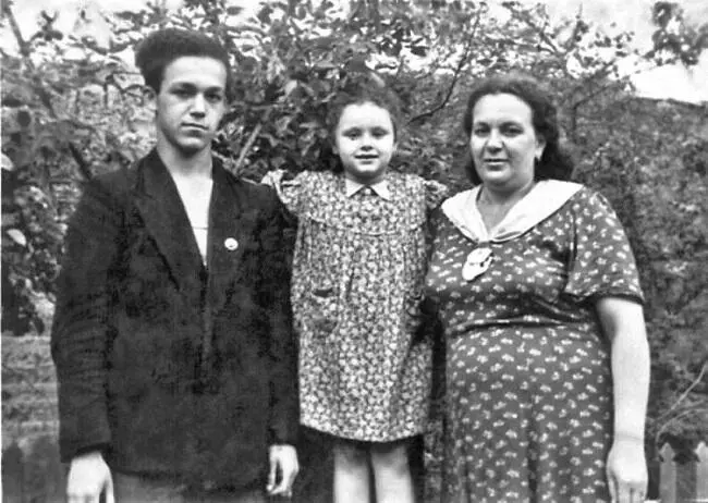 Молодой Иосиф c мамой и младшей сестрой На этом закончилась любовь Иосифа к - фото 20