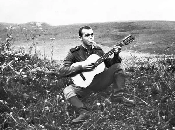 Армейское фото Иосифа Кобзона Не раз еще в своей жизни Иосиф Давыдович с - фото 23