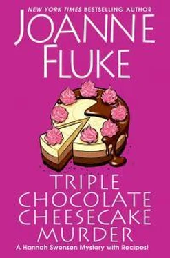 Джоанна Флюк Triple Chocolate Cheesecake Murder обложка книги