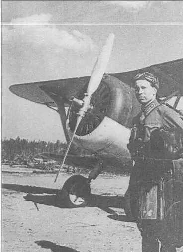 Неизвестный летчик в звании старшего лейтенанта позирует на фоне своей боевой - фото 83