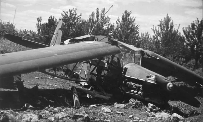 Немецкий самолет Fi156 совершивший неудачную вынужденную посадку на Восточном - фото 58