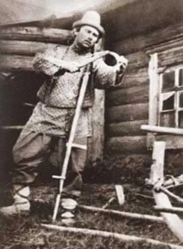 На второй фотографии он в том же одеянии только без шляпы размашисто косит - фото 6