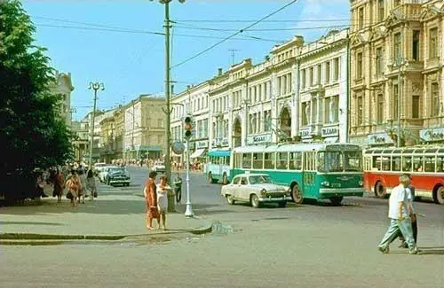 Невероятно но факт тротуар имеет асфальтовый пандус для колясок Даже сейчас - фото 17