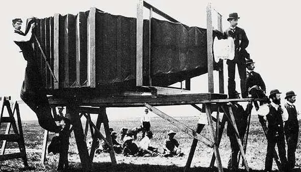 Гигантский фотоаппарат XIX века Кинооператоры 1907 Пулемет 1880е - фото 26