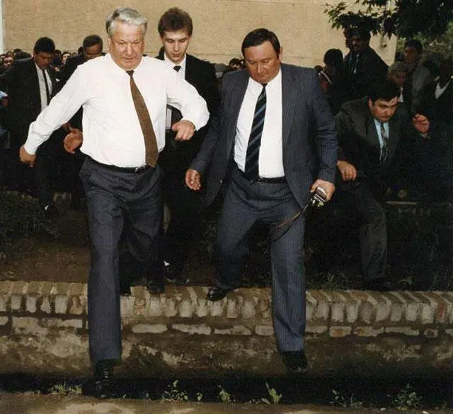 Ельцин и его охранник Коржаков В Колонном зале Дома союзов 24 и 25 января 1986 - фото 6