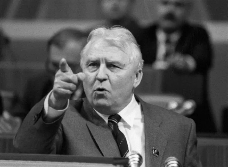 Егор Лигачев В Кремлевском Дворце съездов с 28 июня по 1 июля 1988 года - фото 9