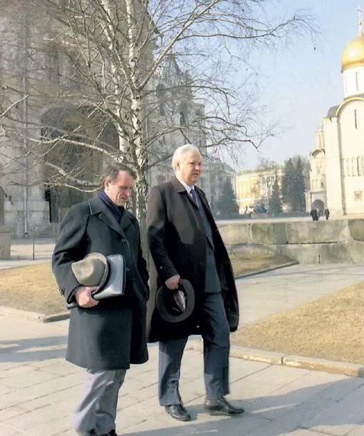 Геннадий Бурбулис и Ельцин В февралемарте 1989 года в Москве прошло немало - фото 10