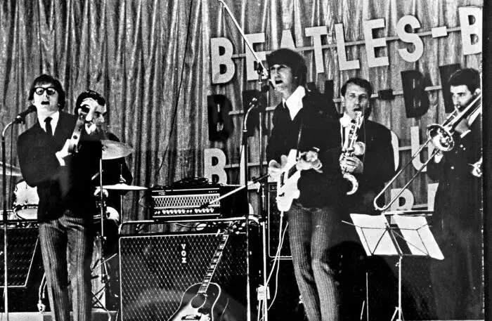 Peter Gordon в туре с The Beatles в Германии Насколько я помню мы с - фото 15