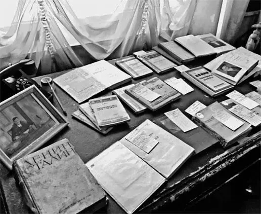 Штампы МОПР на книгах оставленных слушателями военнополитической и - фото 7