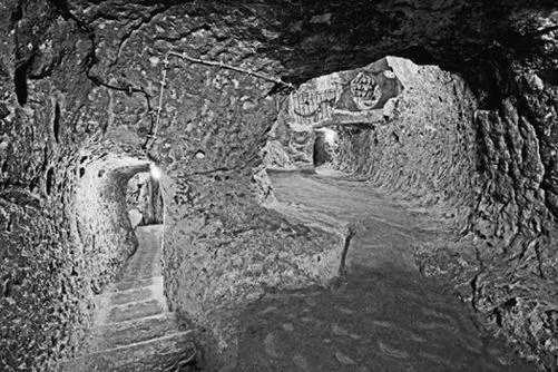 Inside the underground city of Derinkuyu you can see two hallways leading to - фото 15