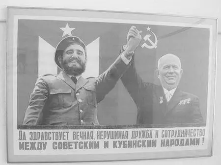 Могучая пара Кастро и Хрущев ранний пропагандистский плакат По мере того - фото 18