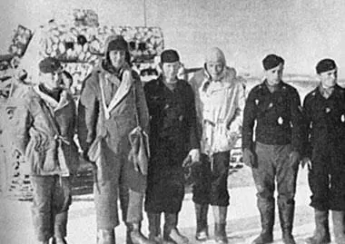 Командир 11го танкового полка полковник фон Хюнерсдорф второй слева с - фото 63