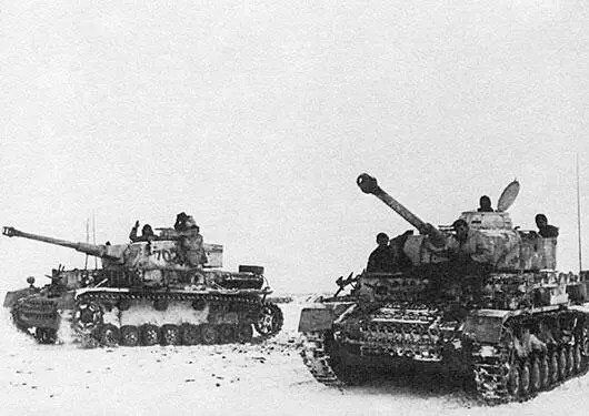Танки Pz IV в степи между Доном и Северским Донцом Танк Pz III перед - фото 76