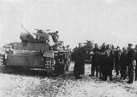 Танк Pz III перед дальнейшим маршем В населенном пункте Гремучий Слева - фото 77