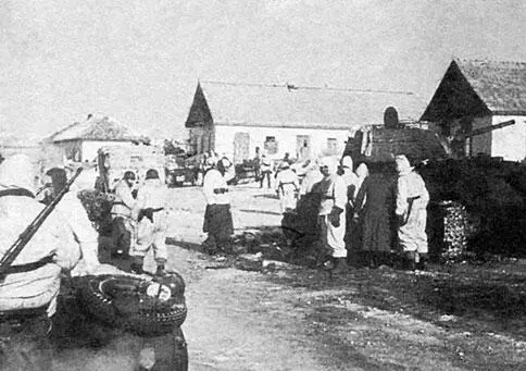 Мотопехотинцы в поселке Маслов 105мм пушка 18 во время смены огневой - фото 80