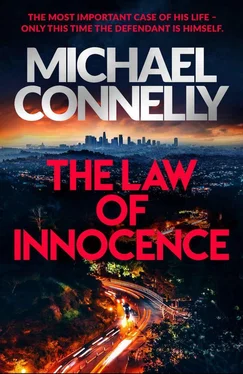 Майкл Коннелли The Law of Innocence обложка книги