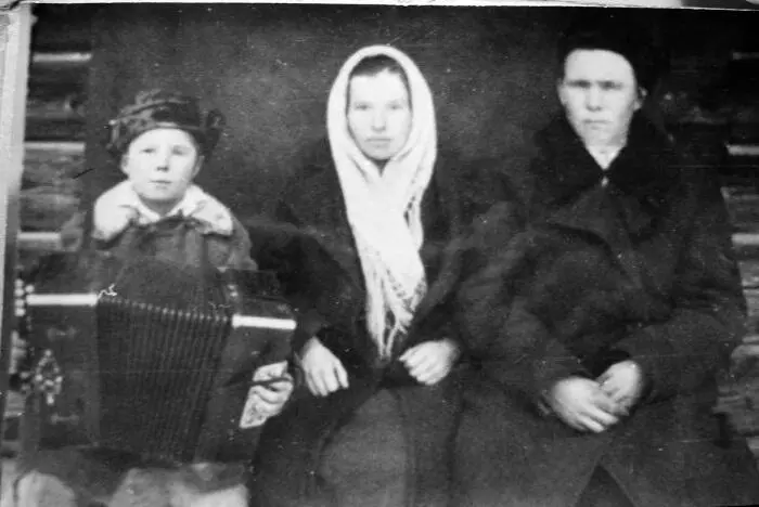 Башкирия Я с тетей Женей и дядей Леней У заводского общежития Башкирия 1948 - фото 26