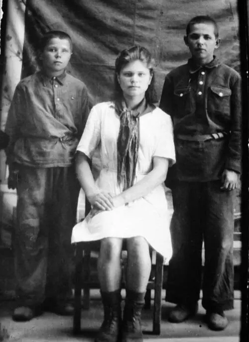 Башкирия 1948 год Я слева отпущенный из детдома Фото на документ Ремонт - фото 28