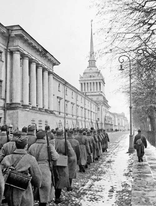 Резервы отправляются на фронт Бойцы народного ополчения Кировского завода - фото 43