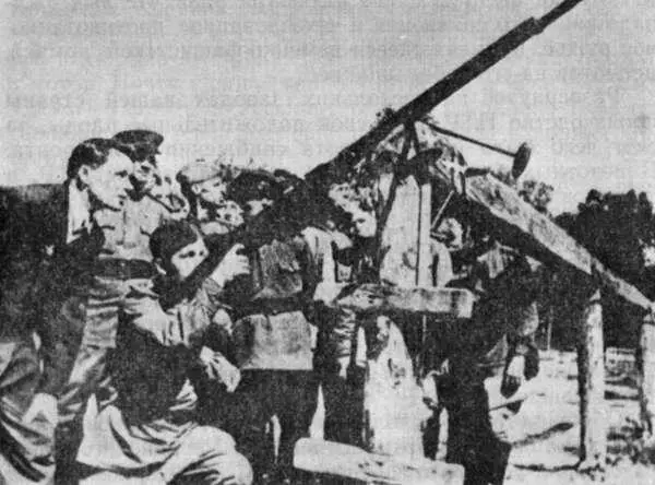 С Г Симонов обучает бойцов способам поражения воздушных целей с помощью ПТРС - фото 20