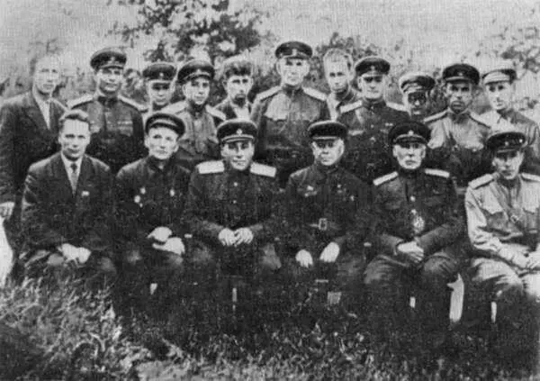 1944 г Снимок сделан после полигонных испытаний В первом ряду сидят С Г - фото 23