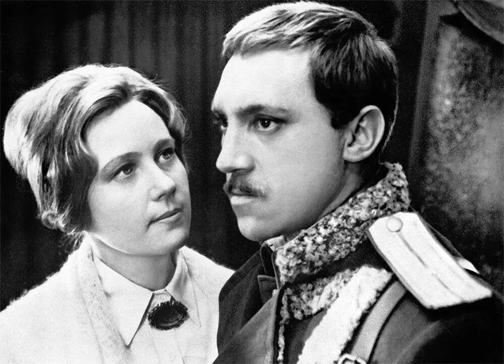 Владимир Высоцкий в роли поручика Брусенцова и Ия Савина в роли Саши Кадр из - фото 11