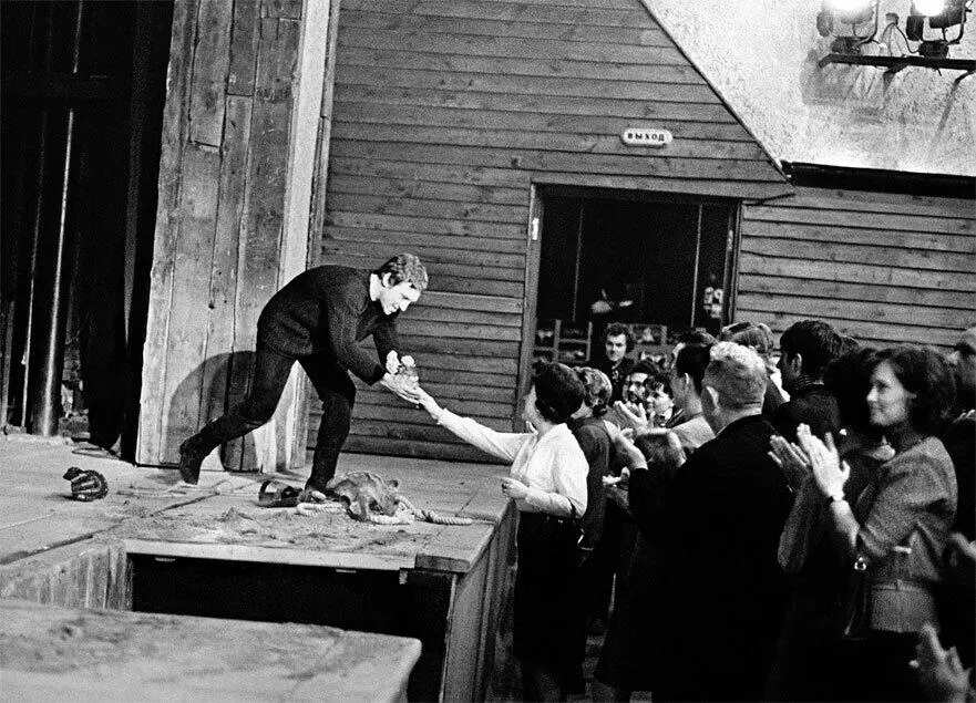 После спектакля Гамлет Зрители аплодируют стоя 1971 г В роли Николая - фото 15