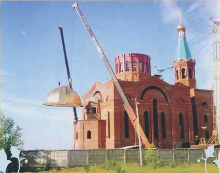 Установка центрального купола 1998 г Владыка Исидор на строящемся храме - фото 10
