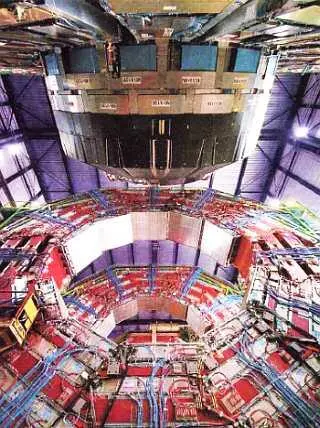 Огромные сверхпроводящие магниты LHC расположены в подземном туннеле Идея де - фото 7