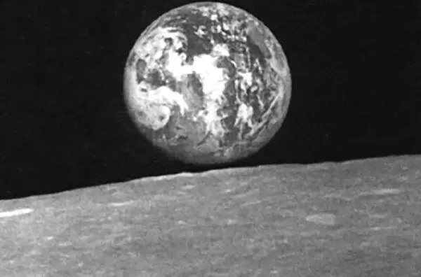 Илл 3 11 августа 1969 года Зонд7 огибает Луну в полете фотографирует ее - фото 63