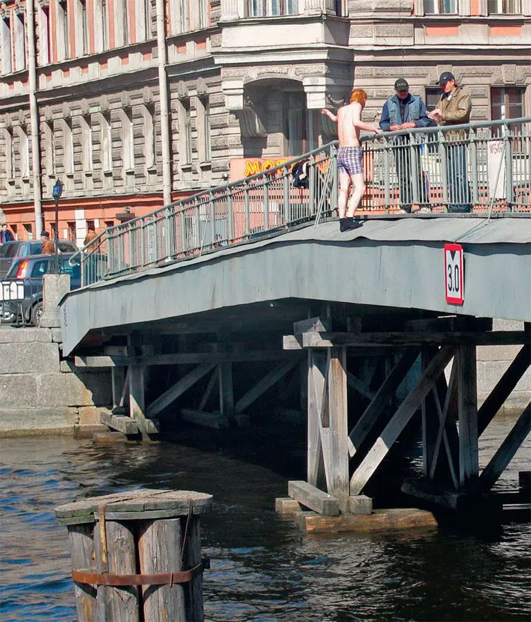 Фонтанка Горсткин мост деревянный Быки торчат из воды Купальщик готов к - фото 61