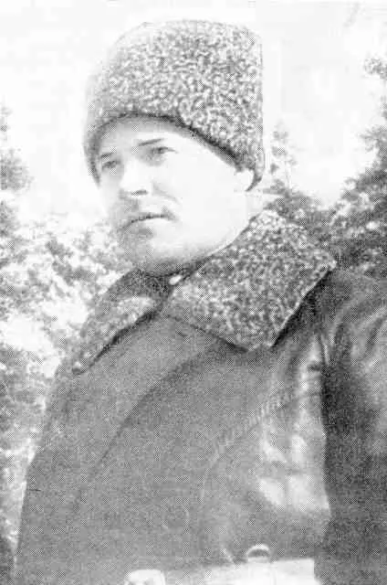 Герой Советского Союза В В ХРУСТИЦКИЙ Генерал Симоняк заложив руки за - фото 10