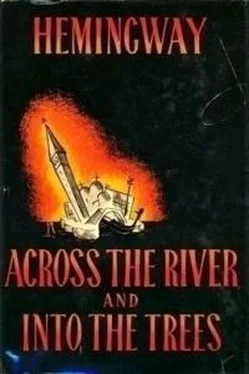 Эрнест Хемингуэй Across the River and Into the Trees обложка книги