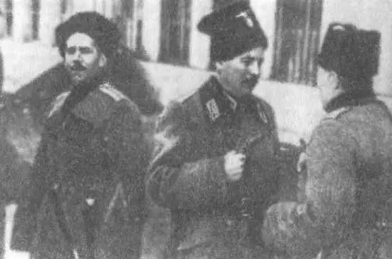 ИН Кононов в центре среди казаков ИН Кононов с казаком Казачий - фото 67