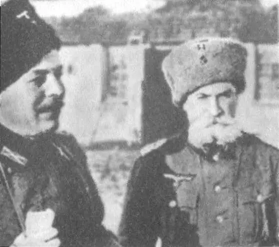 ИН Кононов с казаком Казачий разъезд На переднем плане полковник СВ - фото 68
