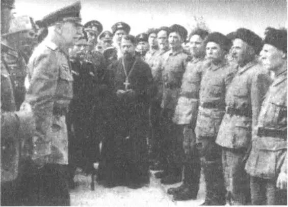 ПН Краснов выступает перед казаками Группа казаков на южном участке - фото 70
