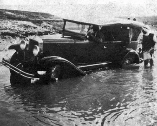 Рис 4 Машина застрявшая в воде Рис 5 ЧагарБазар Идут раскопки Рис 6 - фото 4