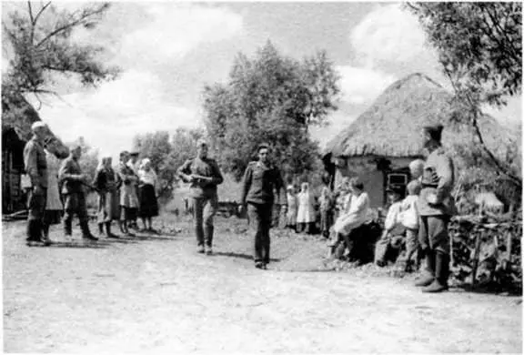 Пленного немецкого летчика конвоируют через с Чураево 5 июля 1943 г - фото 28