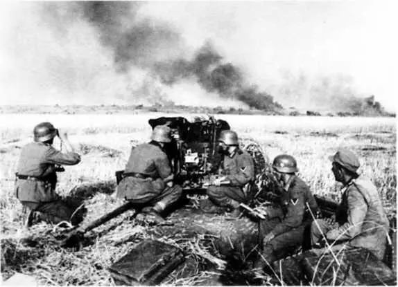Расчет немецкого 50мм орудия отражает атаку советских танков Июль 1943 г - фото 47