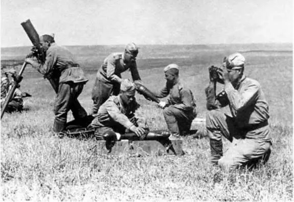 Батарея 1го дивизиона 290го минполка ведет огонь по противнику 9 июля 1943 - фото 65