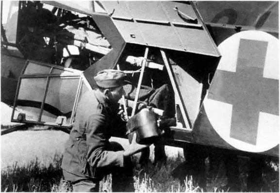 Погрузка раненых в немецкий санитарный самолет Июль 1943 г Командующий - фото 66