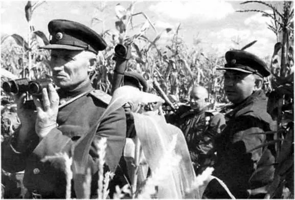 Командующий 69й армией генераллейтенант ВД Крючёнкин слева командир - фото 67