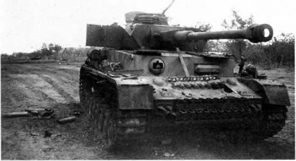 Брошенный экипажем подбитый немецкий танк Т4 в с Шляховое Июль 1943 г - фото 70