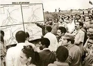 11 В ходе своего визита в Анголу в 1977 г кубинский лидер Фидель Кастро - фото 12