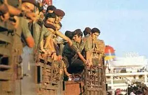 62 Эвакуация португальской армии из Анголы 1975 г Вглядитесь в эти лица - фото 64