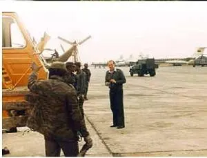 86 Автор на летном поле базы ВВС в Луанде На заднем плане президентский - фото 89