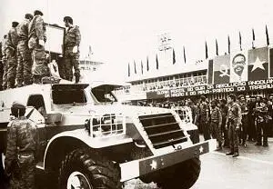 09 Гроб с телом А Нето был установлен на советском БТР152В Луанда 1979 г - фото 112