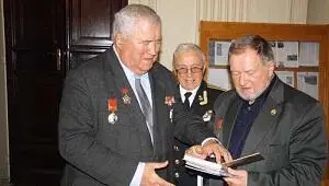 115 В Шубин вручает экземпляр своей книги Холодная горячая война - фото 118